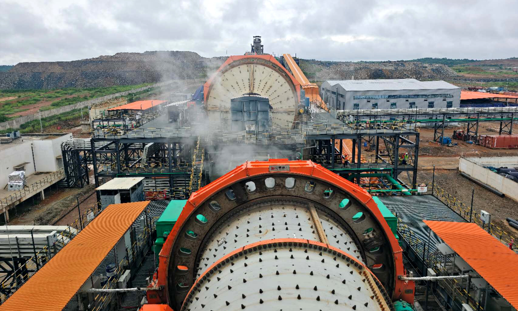 近日，中国铁建所属中铁十四局建设者抢抓开局，持续推动重点项目建设。加纳金矿运维项目抢抓旱季黄金施工期，日处理矿石2万余吨，超额完成2月份生产计划。图为加纳金矿运维项目施工现场。