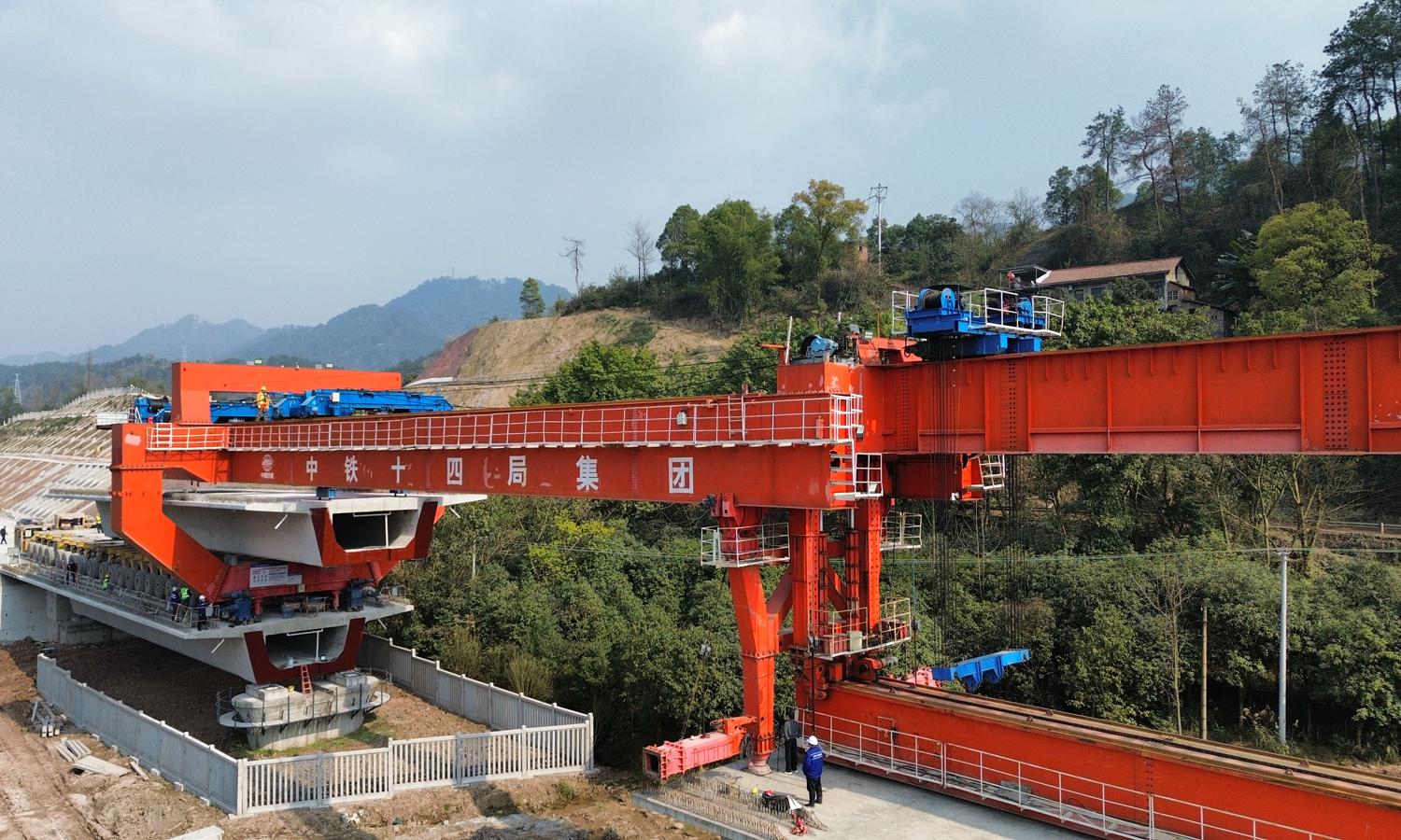 连日来，西渝高铁合东川制梁场保持“一天架设一片梁”的高效节奏。项目部强化工序管控，确保架梁安全可控、质量达标。西渝高铁作为国家“八纵八横”高铁网重要组成，建成后将完善西南路网，助力区域高质量发展。