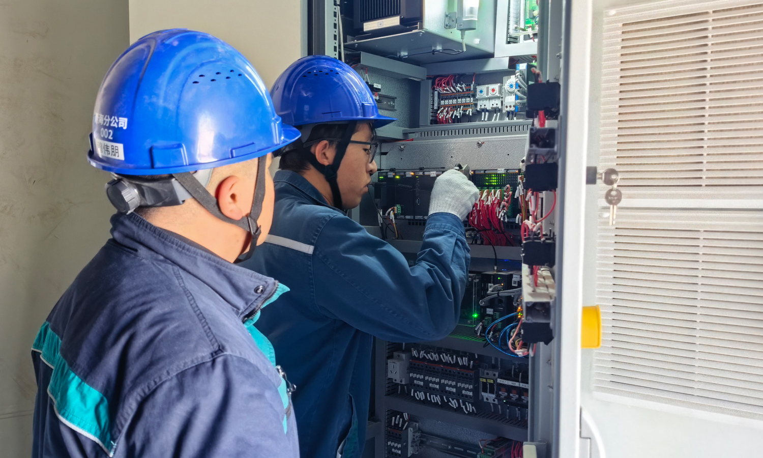 近日，中国绿发旗下绿发电力工作人员铆足干劲，全力冲刺一季度“开门红”。图为中国绿发青海分公司对所辖风电站、变电站等关键设备进行巡检与数据监测，确保各场站安全稳定运行。