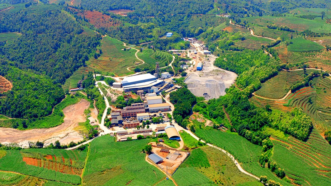 三月春风暖，植绿正当时。中铝集团坚持生态优先、绿色发展，将生态文明理念深度融入生产经营全过程。从石漠化荒坡变身沃土良田，到黄土高原绘就葱茏复垦画卷；从雪域高原筑起植被成活率超95%的绿色屏障，到北疆大地实现年减碳近600万吨的生动实践——中铝集团让开采过的土地重焕生机，为传统工业注入绿色动能。图为永昌铅锌厂区。