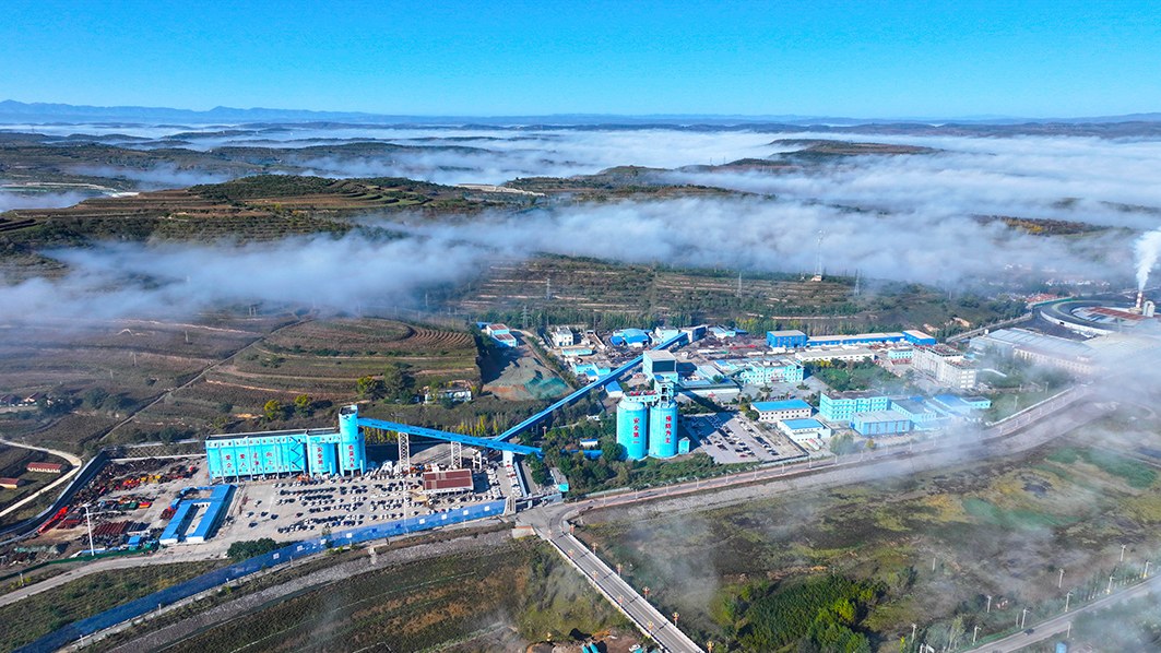 晨雾中的王洼二矿。