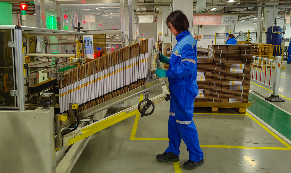 南通植保制剂工厂工作人员开足马力生产，全力保障春耕农资供应。