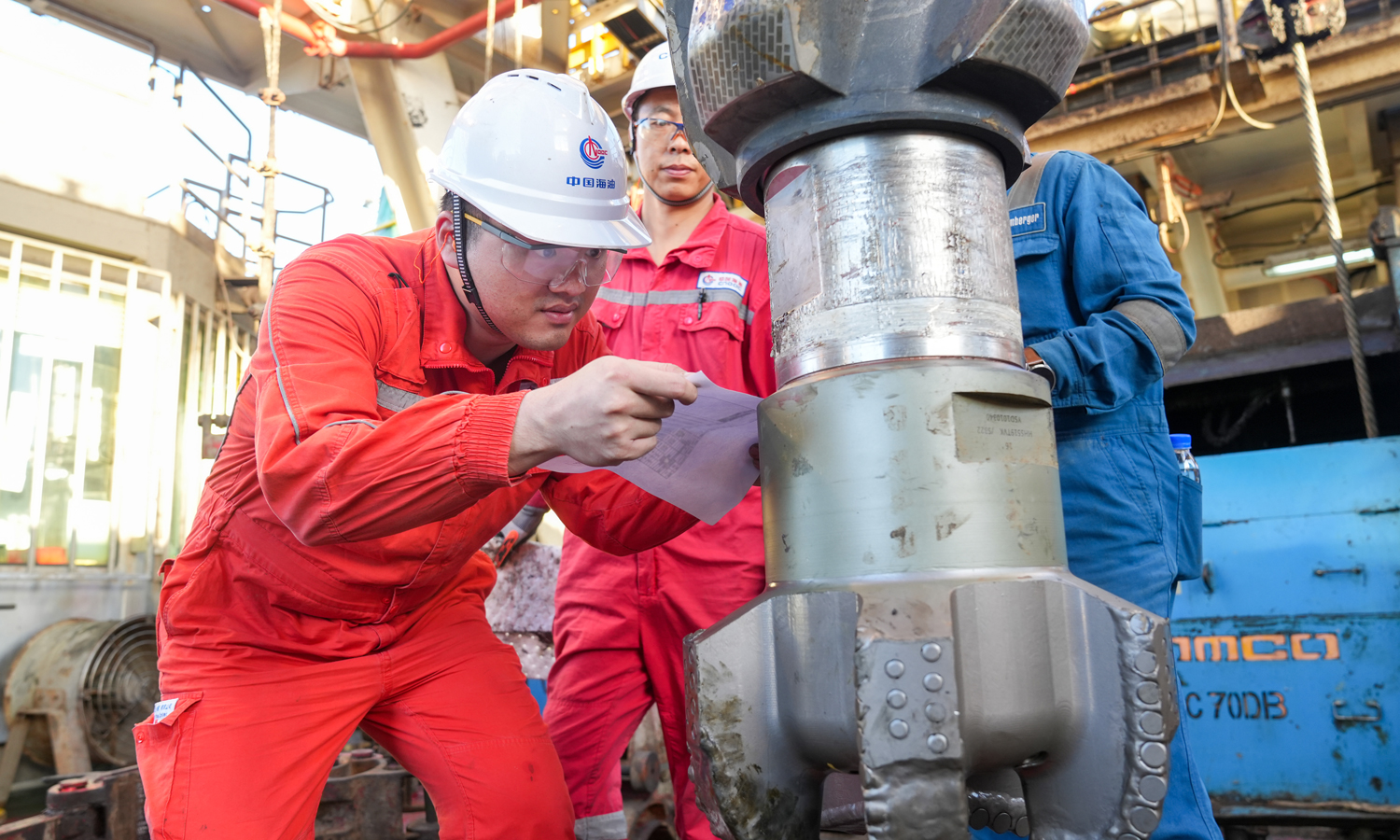 工作人员在钻头入井前确认上扣合格情况。