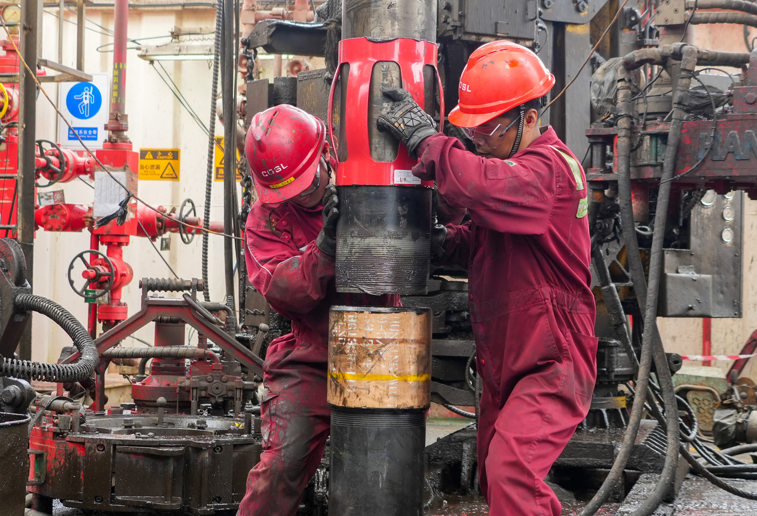 工作人员正在作业。 