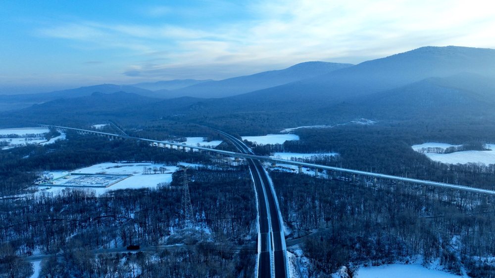 我国在建最北高铁哈伊高铁铺轨贯通