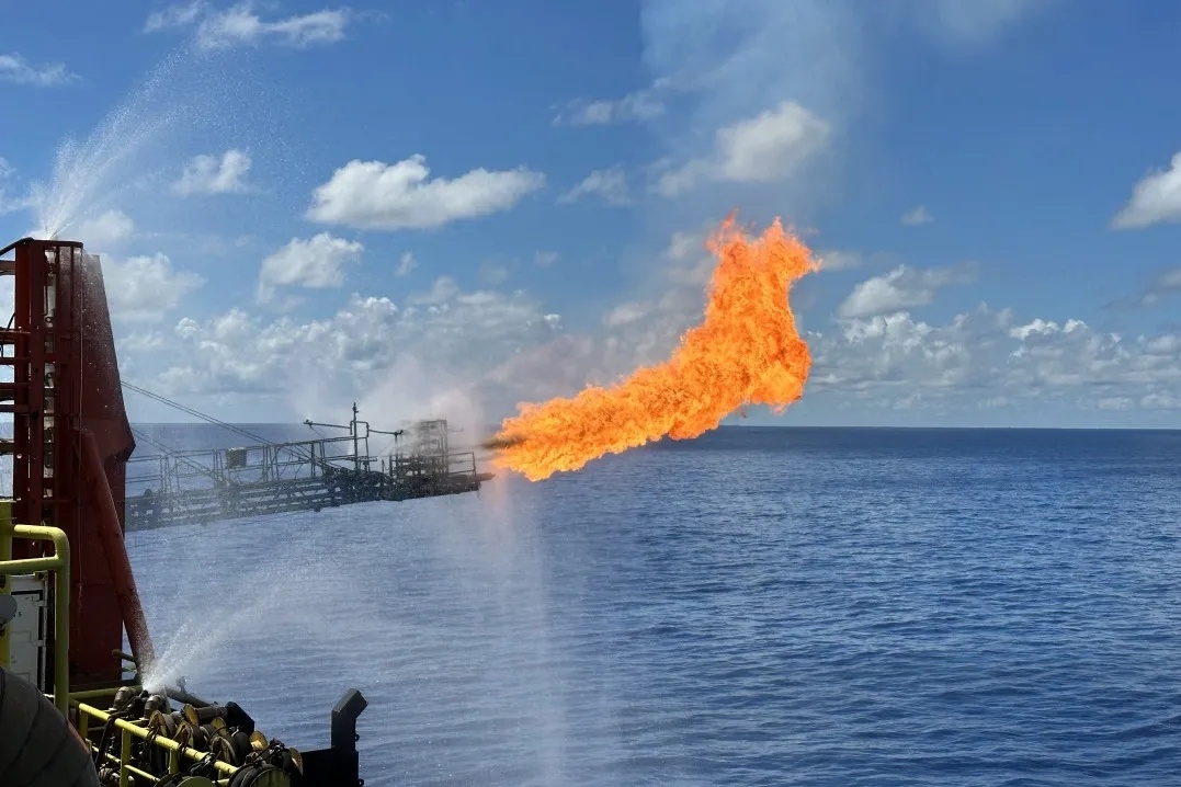 “南海八号”钻井平台在对开平南油田探井进行产量测试3.jpg “南海八号”钻井平台在对开平南油田探井进行产量测试3.jpg