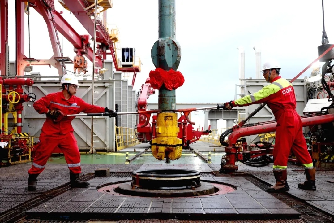 “深蓝探索”在开平南油田进行钻探作业,喷射钻头正在入井.jpg “深蓝探索”在开平南油田进行钻探作业,喷射钻头正在入井.jpg