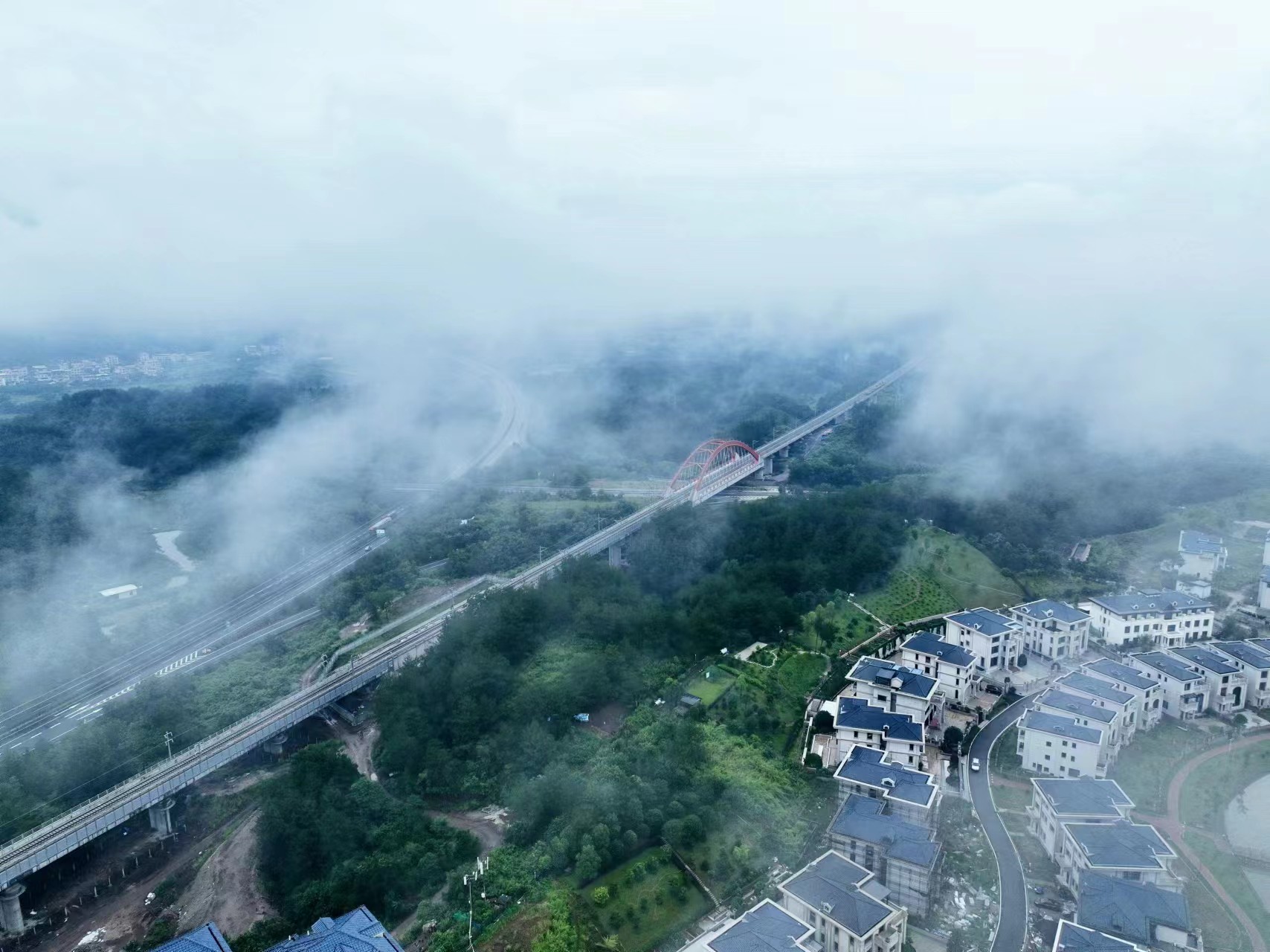 龙龙高铁福建段全线铺轨贯通1.jpg