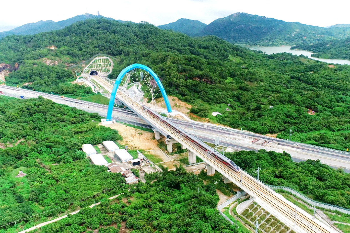 列车行驶在广汕高铁跨深汕西大桥上.jpg