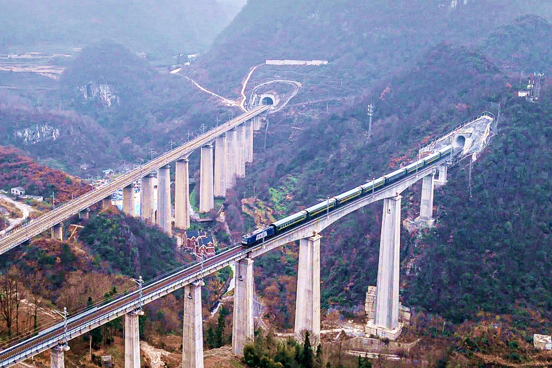 列车驶过叙毕铁路叙毕段小河特大桥2.jpg