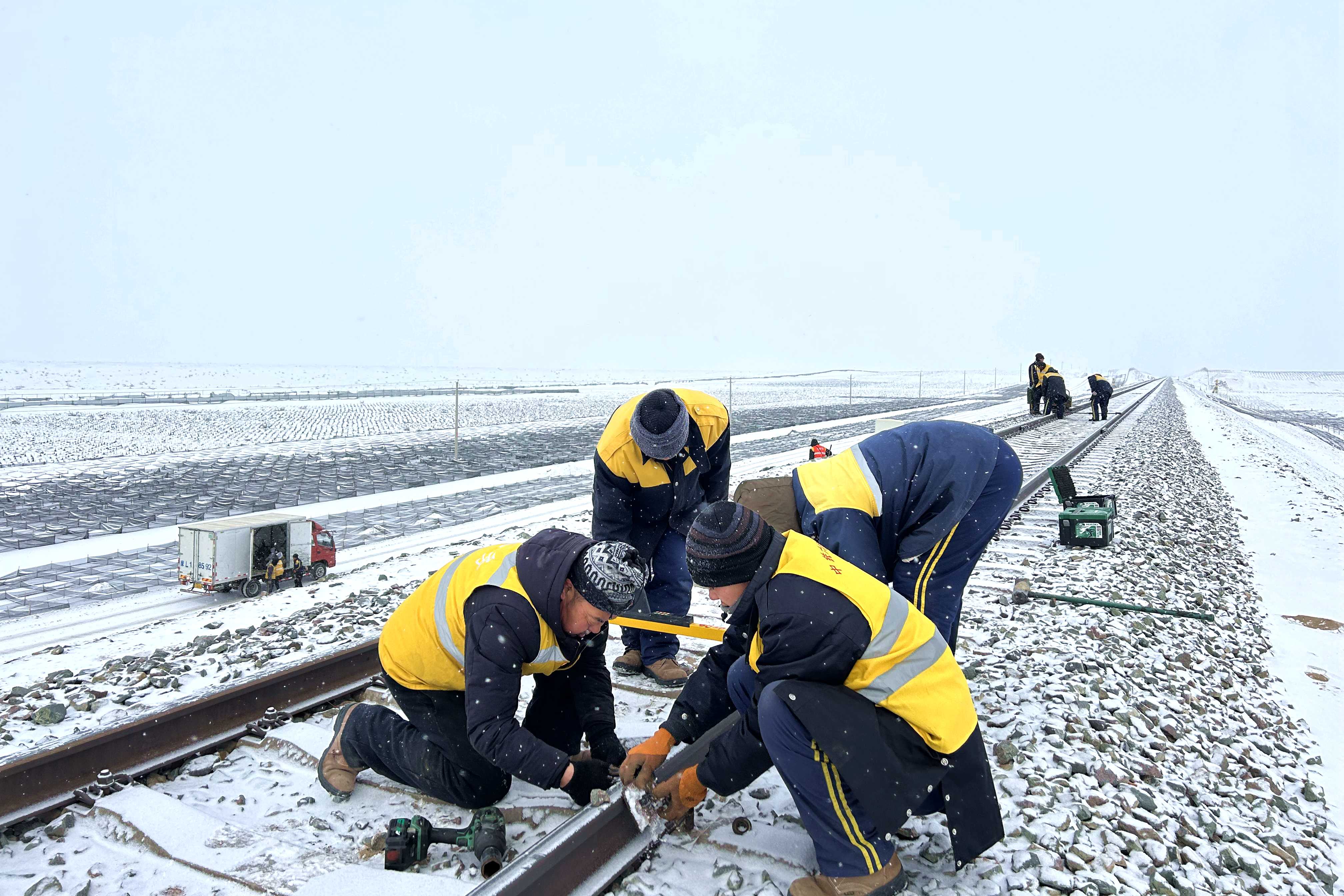 中铁六局呼和铁建公司员工清理道岔.jpg