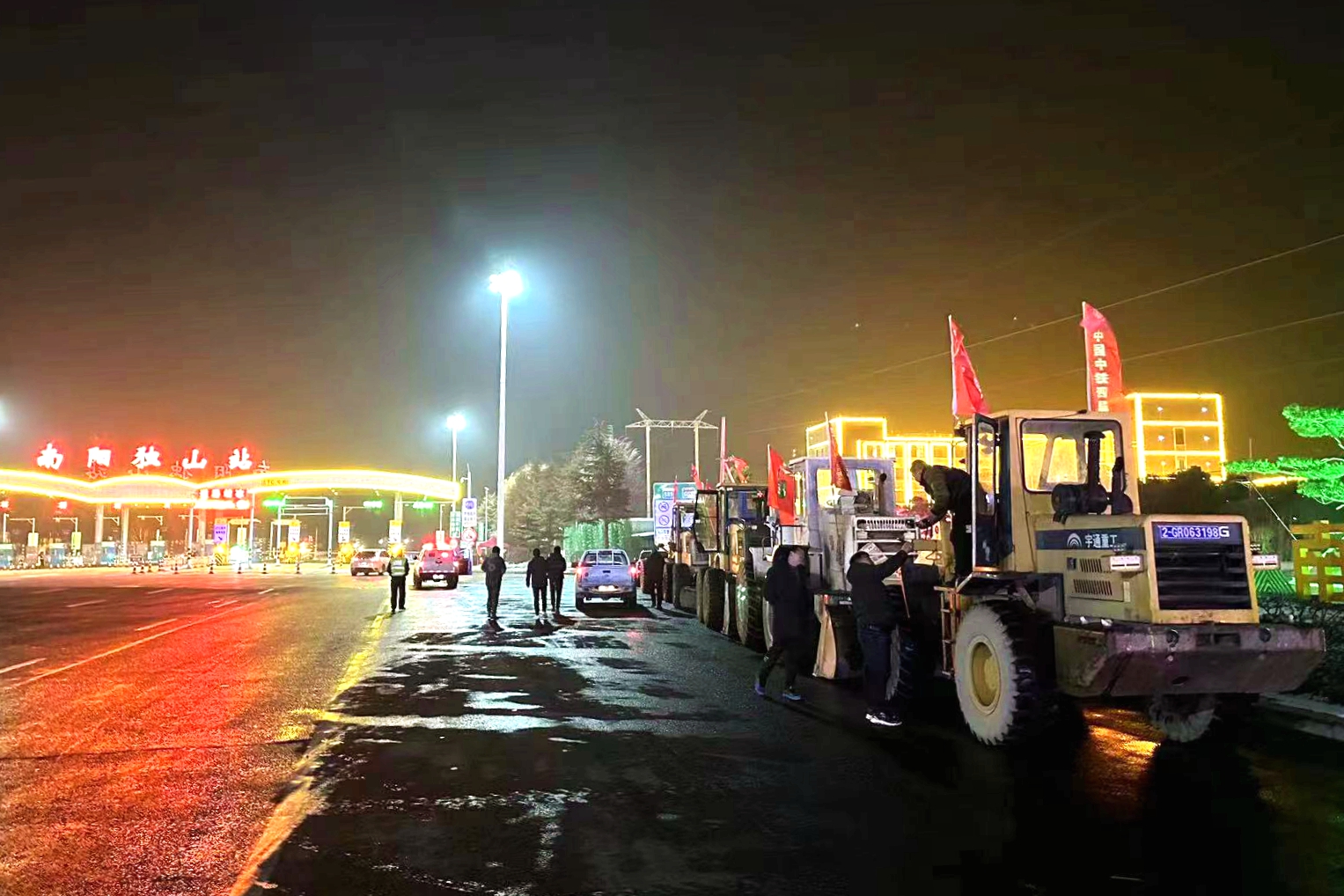 中铁四局南邓高速公路2标项目员工抵达南阳独山站.jpg