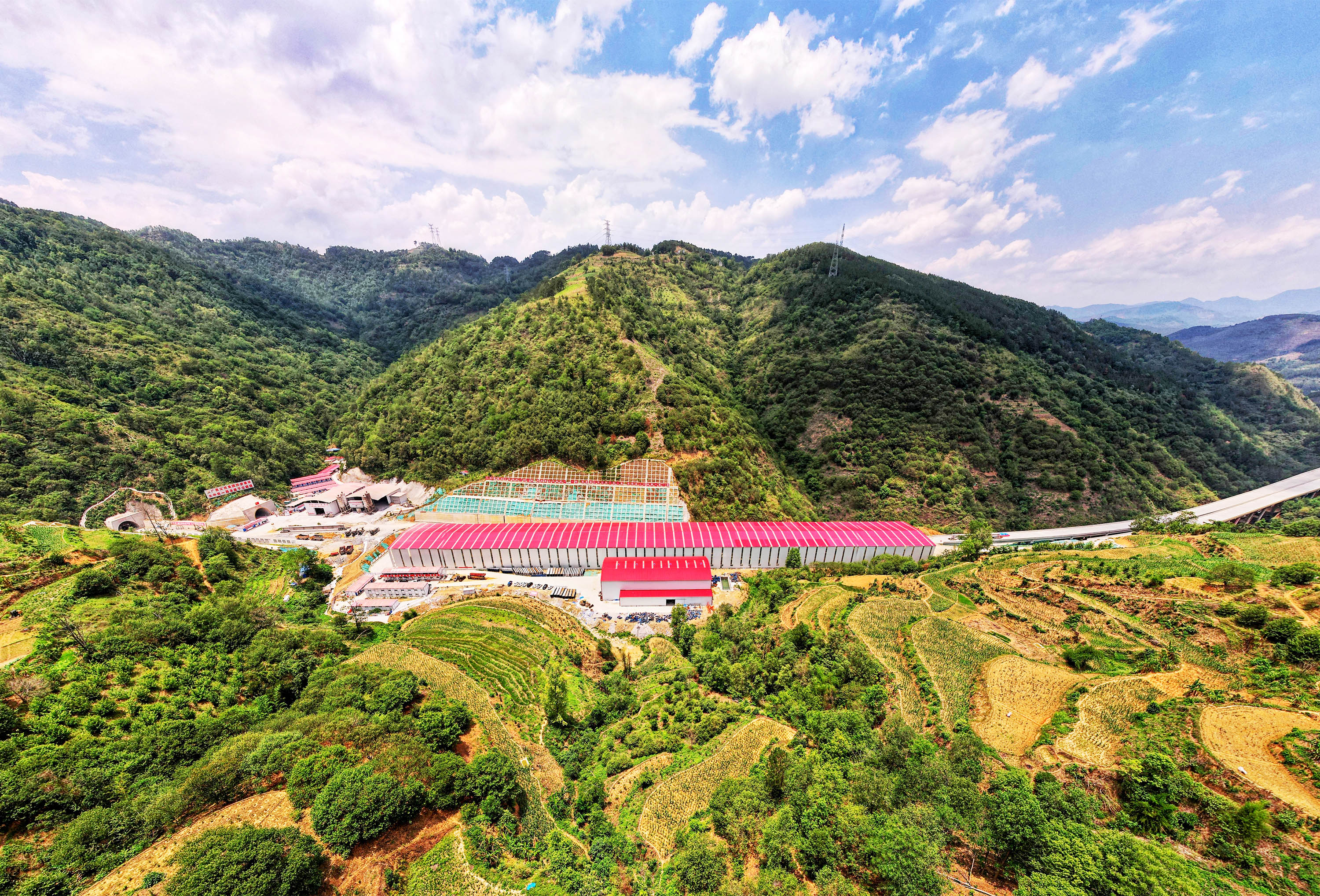 隆林委乐至革步高速公路一期工程2号梁场.jpg