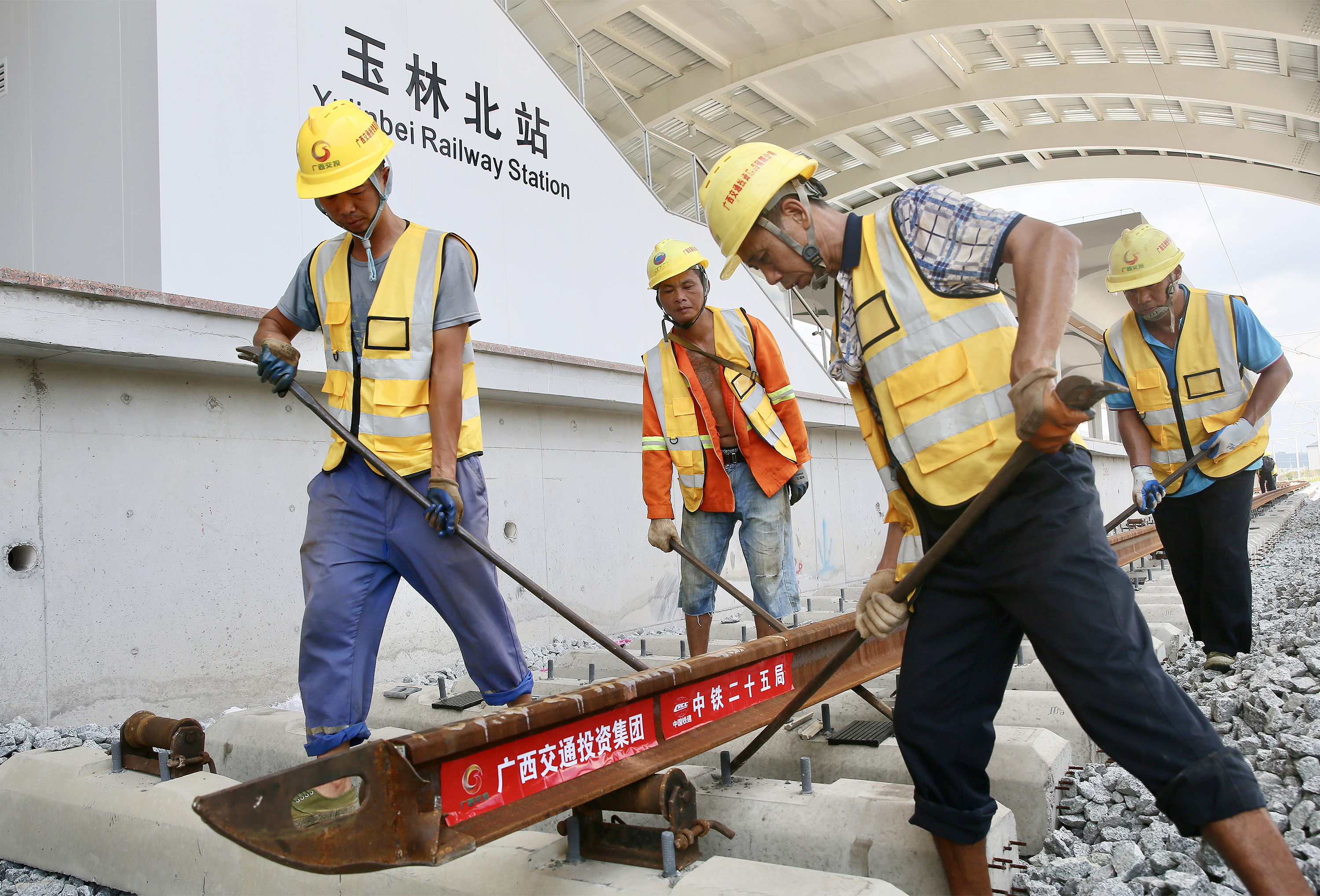 铺轨施工--黄诗伟摄.jpg