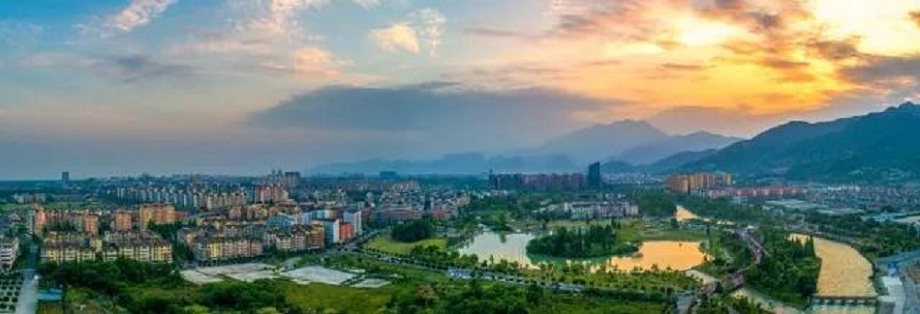 都江堰震后兴建的安置区一街区全景图，水电十局相当一部分受灾职工家属在震后被安置在该区域，设施齐全，生活方便。